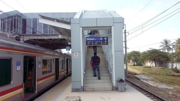 tangga exit stasiun maja